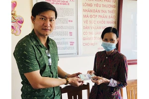 Báo Sài Gòn Giải Phóng trao tiền hỗ trợ cho vợ chồng già mắc bệnh hiểm nghèo
