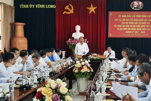 Phó Thủ tướng Thường trực Trương Hòa Bình kiểm tra công tác bầu cử tại Vĩnh Long