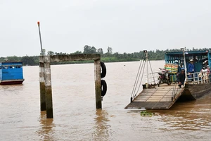 Bến Tre tạm dừng các bến phà đưa khách qua địa phận Tiền Giang
