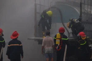 Xe chở hóa chất độc hại bất ngờ bốc khói cả chục mét