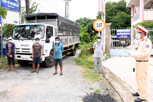 Phát hiện 3 người trốn phía sau thùng xe tải tại Trà Vinh