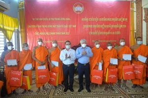 Chủ tịch Ủy ban Trung ương MTTQ Việt Nam chúc tết cổ truyền đồng bào Khmer tại Cần Thơ