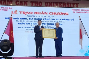 Giáo sư Võ Tòng Xuân nhận Huân chương Mặt trời mọc từ Chính phủ Nhật Bản