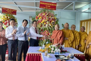 Đồng chí Trần Thanh Mẫn chúc mừng lễ Phật đản tại Cần Thơ, Sóc Trăng