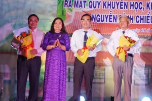 Phó Bí thư Thường trực Tỉnh ủy, Chủ tịch HĐND tỉnh Bến Tre Hồ Thị Hoàng Yến trao hoa chúc mừng cho Ban sáng lập Quỹ