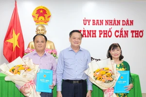 Ông Dương Tấn Hiển, Phó Chủ tịch Thường trực UBND TP Cần Thơ trao quyết định cho tân Phó Giám đốc Sở TN-MT và Phó Viện trưởng Kinh tế - Xã hội thảnh phố