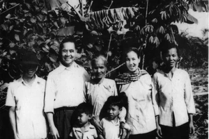 Đồng chí Huỳnh Tấn Phát (thứ hai từ trái sang) chụp ảnh cùng gia đình trong lần về thăm quê hương. Ảnh: Tư liệu