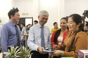 Phó Chủ tịch UBND TPHCM Võ Văn Hoan trao đổi với các nhà phân phối, hợp tác xã của khu vực ĐBSCL bên lề hội nghị. Ảnh: TÍN HUY
