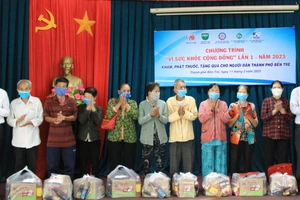  Phó Chủ tịch UBND TPHCM Võ Văn Hoan trao quà cho bà con có hoàn cảnh khó khăn tại Bến Tre