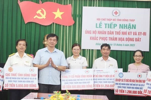 Chủ tịch Hội Chữ thập đỏ tỉnh Đồng Tháp tiếp nhận tiền ủng hộ 