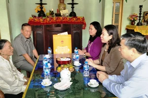 Phó Chủ tịch nước thăm gia đình Mẹ Việt Nam Anh hùng Phạm Thị Ren