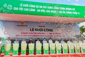 Phó Thủ tướng Trần Lưu Quang cùng các đại biểu thực hiện nghi thức khởi công dự án đường cao tốc Cao Lãnh – An Hữu giai đoạn 1