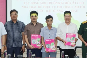 Chủ tịch UBND tỉnh Đồng Tháp Phạm Thiện Nghĩa trao hồ sơ khai thác cát cho các nhà thầu