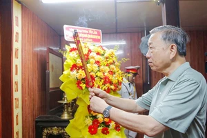 Chủ tịch nước Tô Lâm dâng hương tại Đền thờ Bác Hồ (TP Trà Vinh, tỉnh Trà Vinh)