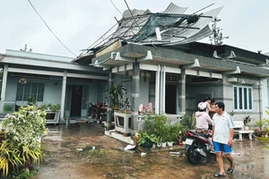 Một trận mưa lớn kèm lốc xoáy đã làm tốc mái nhiều căn nhà tại huyện Chợ Lách, tỉnh Bến Tre