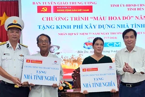 Đồng chí Phan Xuân Thuỷ, Phó trưởng Ban Tuyên giáo Trung ương trao nhà tình nghĩa cho thân nhân gia đình liệt sĩ