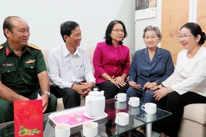 Phó Bí thư Thành ủy TPHCM Võ Thị Dung thăm, chúc tết Mẹ Việt Nam Anh hùng và hộ nghèo