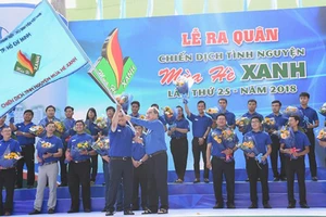 Bí thư Thành ủy TPHCM Nguyễn Thiện Nhân trao cờ xuất quân Chiến dịch tình nguyện Mùa hè xanh. Ảnh: VIỆT DŨNG