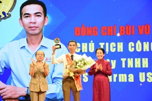 Đồng chí Võ Thị Dung, Phó Bí thư Thành ủy TPHCM trao giải thưởng 28-7 cho Chủ tịch công đoàn cơ sở tiêu biểu