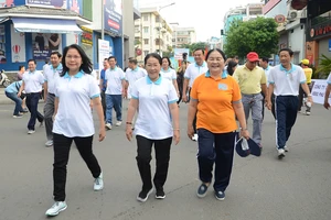 Đồng chí Võ Thị Dung, Phó Bí thư Thành ủy TPHCM tham gia đi bộ gây quỹ vì người nghèo