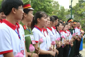 Các Bí thư Chi đoàn giỏi dâng hoa trước tượng đài Chủ tịch Hồ Chí Minh