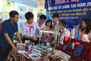 Mô hình máy in 3D siêu nhỏ của học sinh lớp 9 trường THCS Vân Đồn tham gia ngày hội