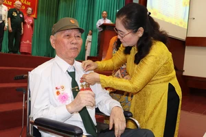 Đồng chí Nguyễn Thị Lệ, Phó Bí thư Thành ủy, Chủ tịch HĐND TPHCM trao huy hiệu 60 năm tuổi Đảng cho đảng viên Đảng bộ quận 11