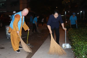 Phó Bí thư Thành ủy TPHCM Võ Thị Dung tham gia quét rác cùng phật tử chùa Liên Hoa