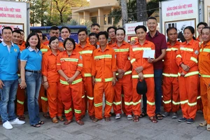 Cán bộ công đoàn quận 5 thăm, động viên công nhân vệ sinh tại công viên Văn Lang