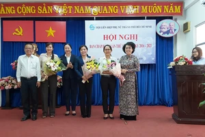Bà Nguyễn Trần Phượng Trân (thứ 3 bên phải) giữ chức Chủ tịch Hội LHPN TPHCM