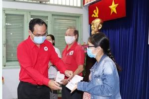 Ông Vũ Thanh Lưu, Ủy viên Đảng Đoàn, Phó Chủ tịch Trung ương Hội Chữ thập đỏ Việt Nam trao hỗ trợ người gặp khó tại TPHCM