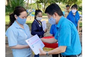 Công nhân KCX Tân Thuận nhận quà từ chuyến xe "CEP-Chia sẻ yêu thương"