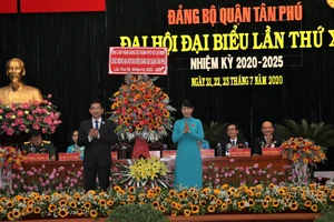 Đồng chí Dương Ngọc Hải tặng hoa chúc mừng Đại hội Đảng bộ quận Tân Phú 