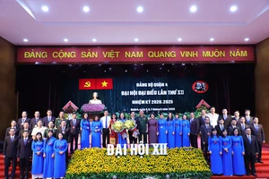Thiếu tướng Nguyễn Văn Nam và đồng chí Tô Thị Bích Châu chúc mừng Ban chấp hành Đảng bộ quận 4 nhiệm kỳ mới