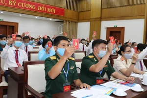Đại biểu tham gia biểu quyết tại đại hội quận Phú Nhuận chiều 12-8