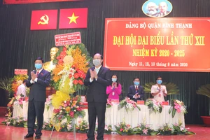 Đồng chí Nguyễn Hồ Hải, Trưởng ban Tổ Chức Thành ủy TPHCM tặng hoa chúc mừng đại hội