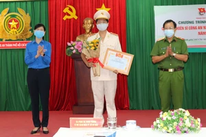 Thiếu tướng Trần Đức Tài, Phó Giám đốc Công an TPHCM và đồng chí Phan Thị Thanh Phương, Bí thư Thành đoàn TNCS TPHCM chúc mừng chiến sĩ công an trẻ