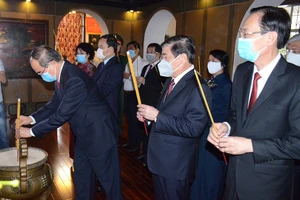 Đồng chí Nguyễn Thiện Nhân, Ủy viên Bộ Chính trị, Bí thư Thành ủy TPHCM cùng các đại biểu dâng hương tưởng niệm Chủ tịch Tôn Đức Thắng