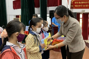 Con công nhân nhận học bổng Nguyễn Đức Cảnh do LĐLĐ quận 5 trao tặng