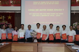 Đồng chí Nguyễn Hữu Hiệp, Trưởng Ban Dân vận Thành ủy TPHCM trao quyết định công nhận Ban Chấp hành Đảng bộ Khối cơ sở Bộ Xây dựng