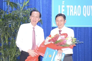 Đồng chí Lê Thanh Liêm, Phó Chủ tịch Thường trực UBND TPHCM trao quyết định cho đồng chí Lê Văn Chiến
