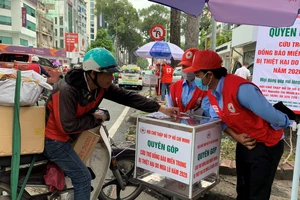 Người dân quyên góp tiền tại thùng đặt trước Hội Chữ thập đỏ TPHCM