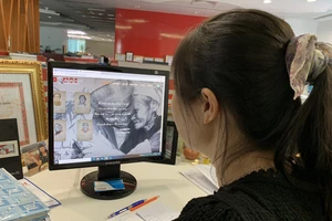 Người dân tìm hiểu thông tin Mẹ Việt Nam Anh hùng qua web