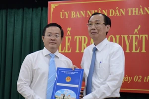 Phó Chủ tịch Thường trực UBND TPHCM trao quyết định phê chuẩn chức danh Chủ tịch UBND quận Bình Thạnh đối với đồng chí Đinh Khắc Huy