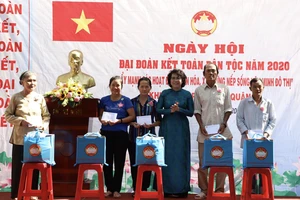 Đồng chí Tô Thị Bích Châu, Chủ tịch Ủy ban MTTQ Việt Nam TPHCM trao quà cho người dân tại ngày hội
