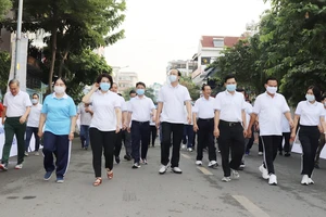 Lãnh đạo TP và quận Phú Nhuận tham gia đi bộ sáng 22-11