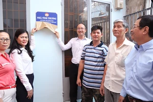 Niềm vui của gia đình ông Trần Quốc Hưng khi nhận căn nhà mới