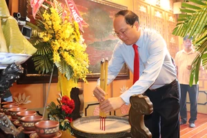 Đồng chí Nguyễn Hồ Hải, Phó Bí thư Thành ủy TPHCM dâng hương tưởng niệm Chủ tịch Tôn Đức Thắng