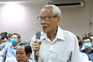 Cử tri Huỳnh Công Tấn phát biểu nhận xét tại hội nghị