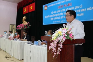 Ứng cử viên trẻ Ngô Minh Hải trình bày chương trình hành động trước cử tri